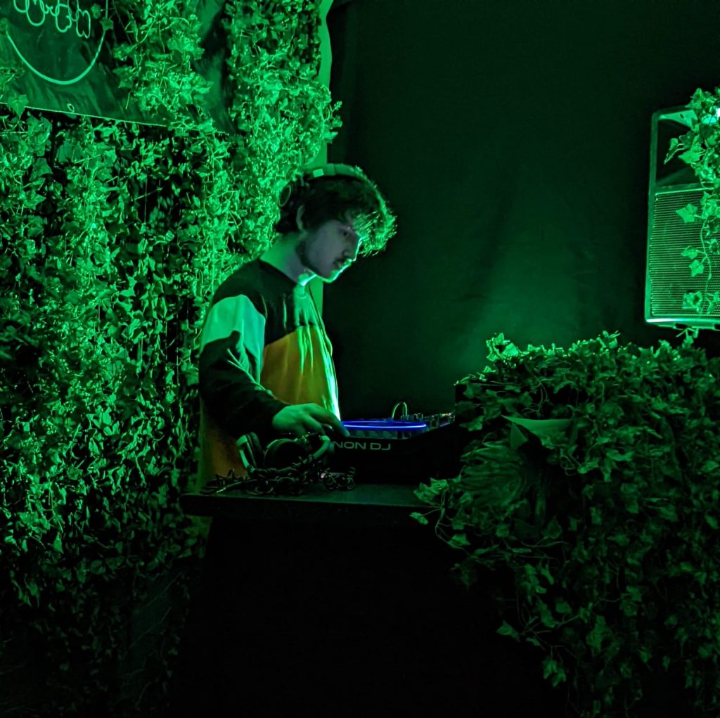 Delian Sound DJ'ing